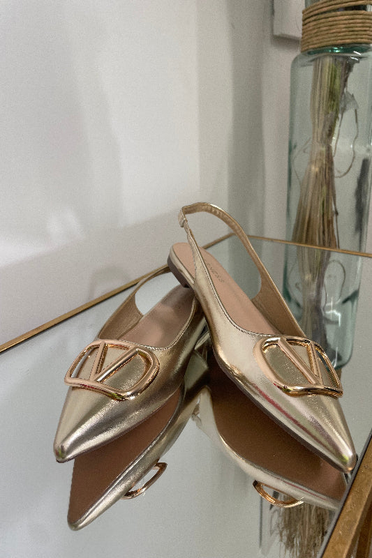 Pointy Toe Flat Sandal With Design